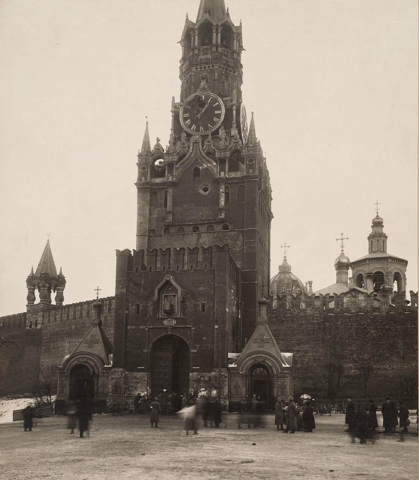 Спасские ворота Кремля 1917