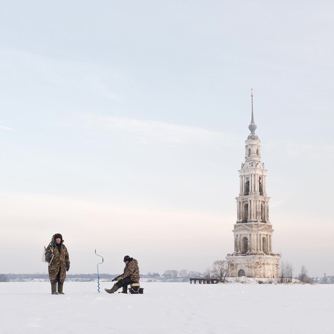 фотография Дмитрия Маркова: зимний пейзаж, в центре церковь