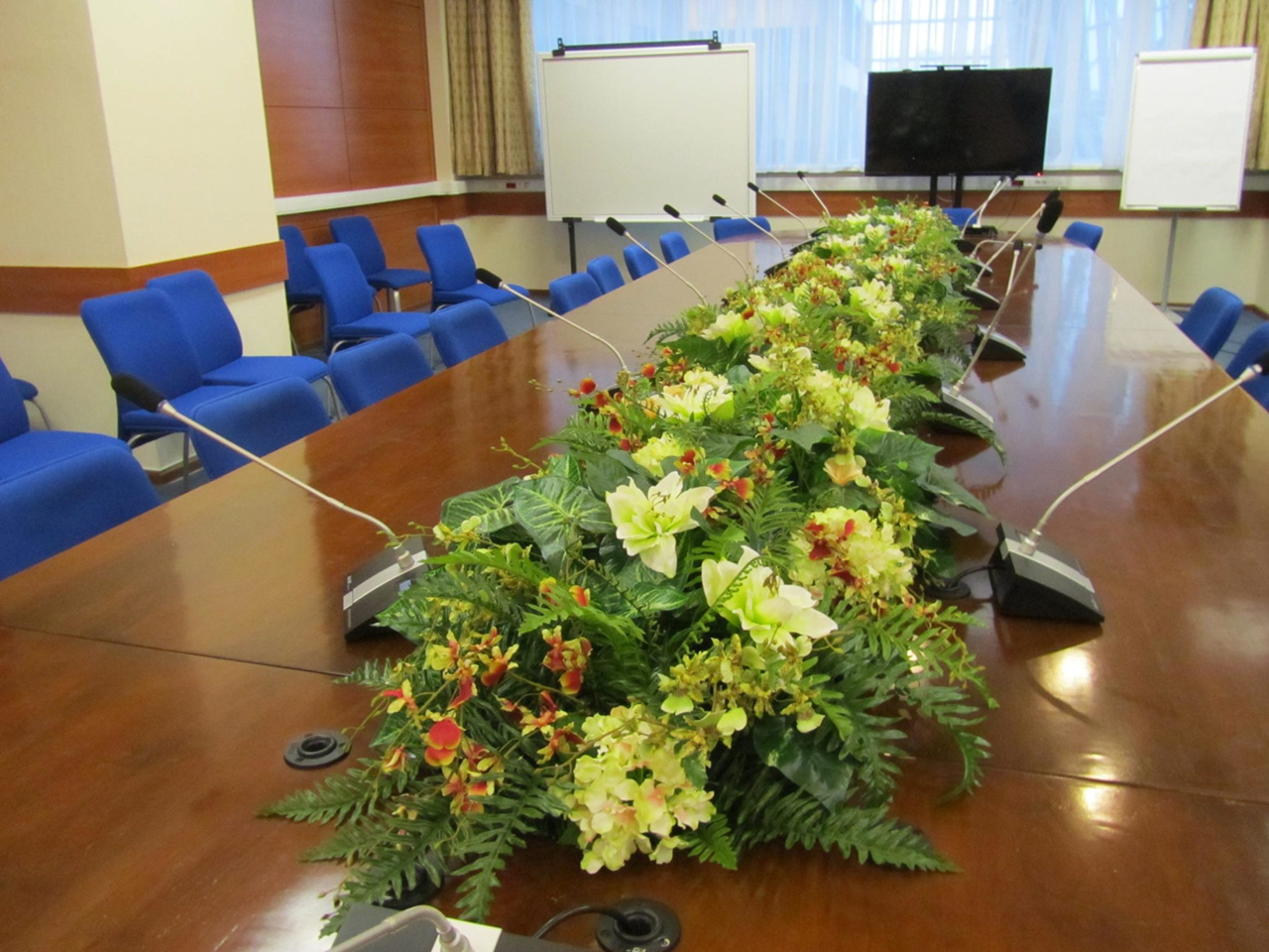 оформление конференц зала цветами