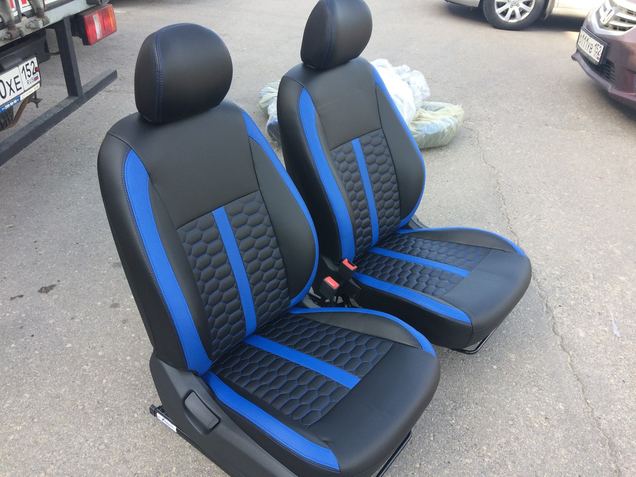 Пошив автомобильных чехлов. Чехлы синие на солярис 2021. Авточехлы бугатти экокожа. Чехлы на гольф 4 хэтчбек. Каркасные автомобильные чехлы.