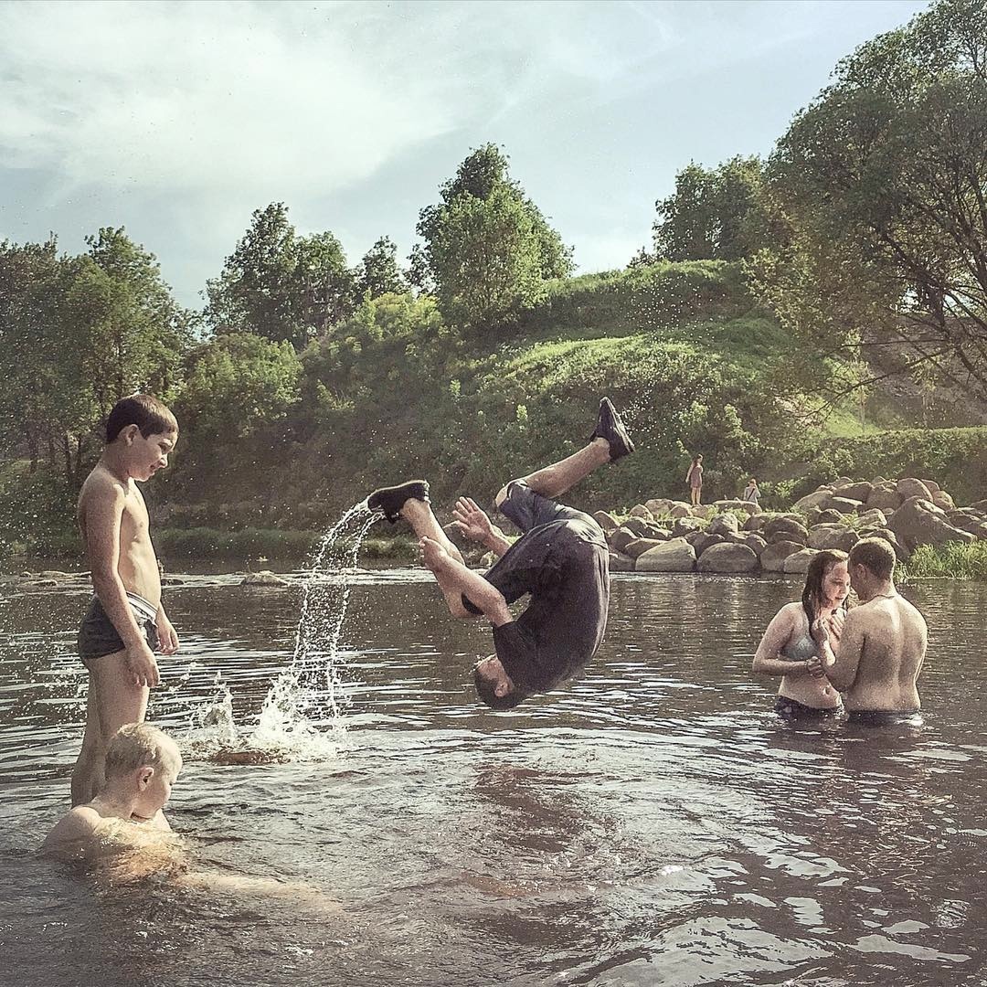 фотография Дмитрия Маркова с ребятами , играющими в воде