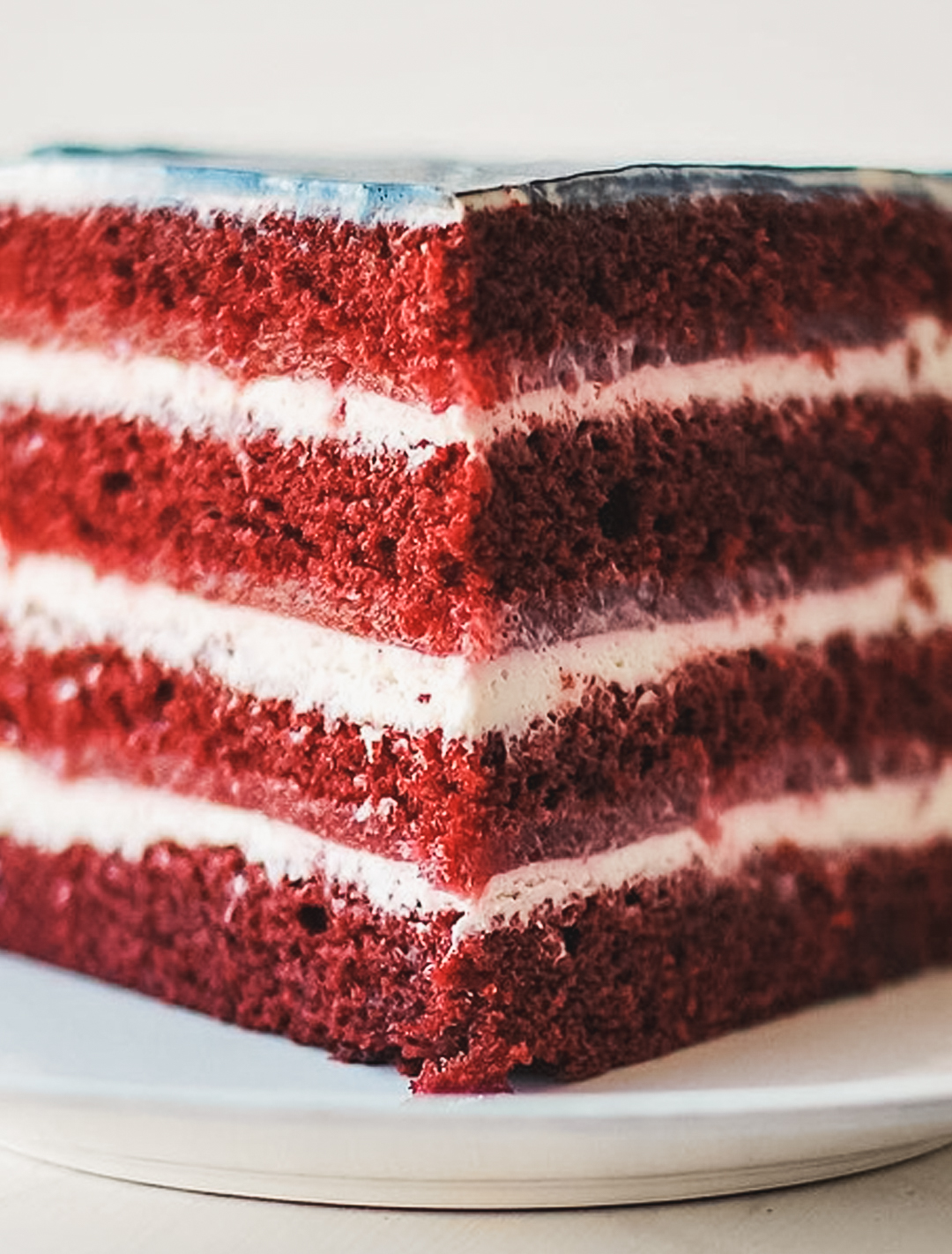Торт с красной начинкой. Торт красный бархат с кремом чиз. Торт красный бархат Спар. Красный бархат Шоколадница. Торт красный бархат Шоколадница.