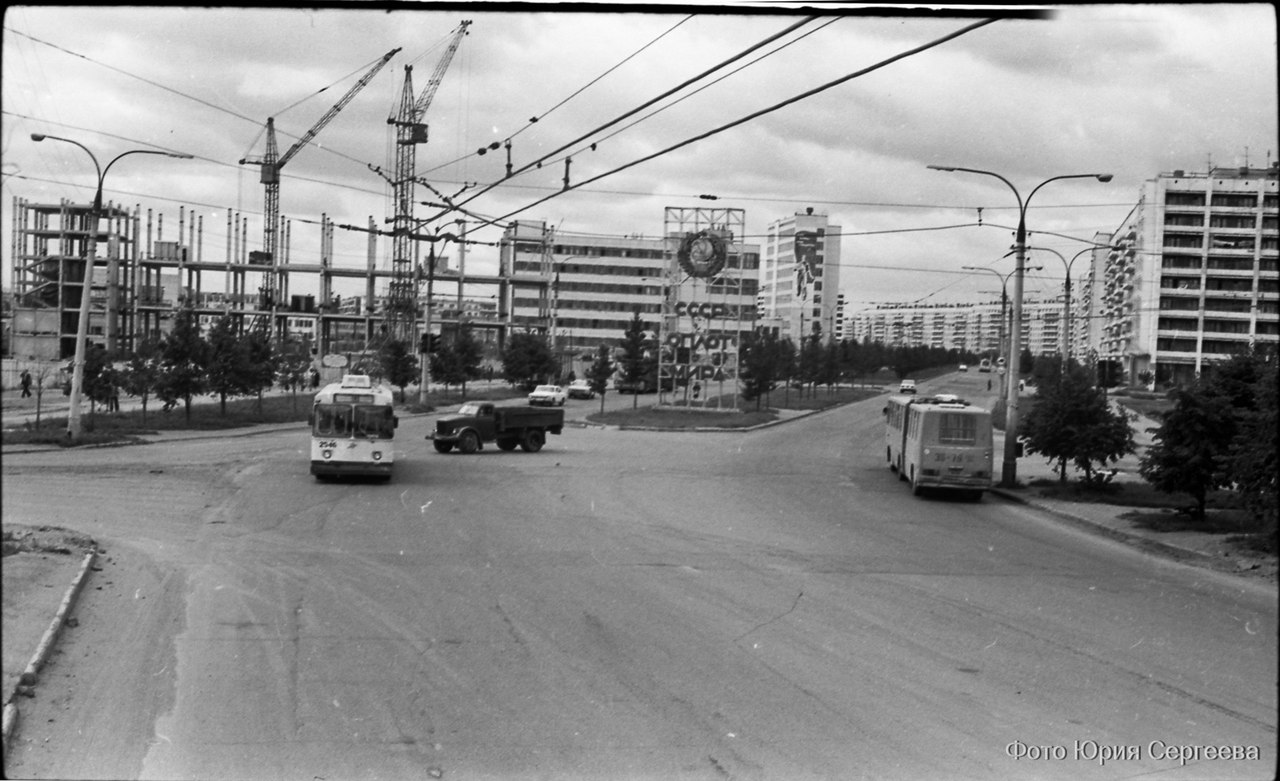 Комсомольском проспекте 80. Комсомольский проспект Челябинск 1980. Челябинск Комсомольский проспект 1970. Челябинск Комсомольский проспект 80-е. Челябинск Северо Запад СССР.