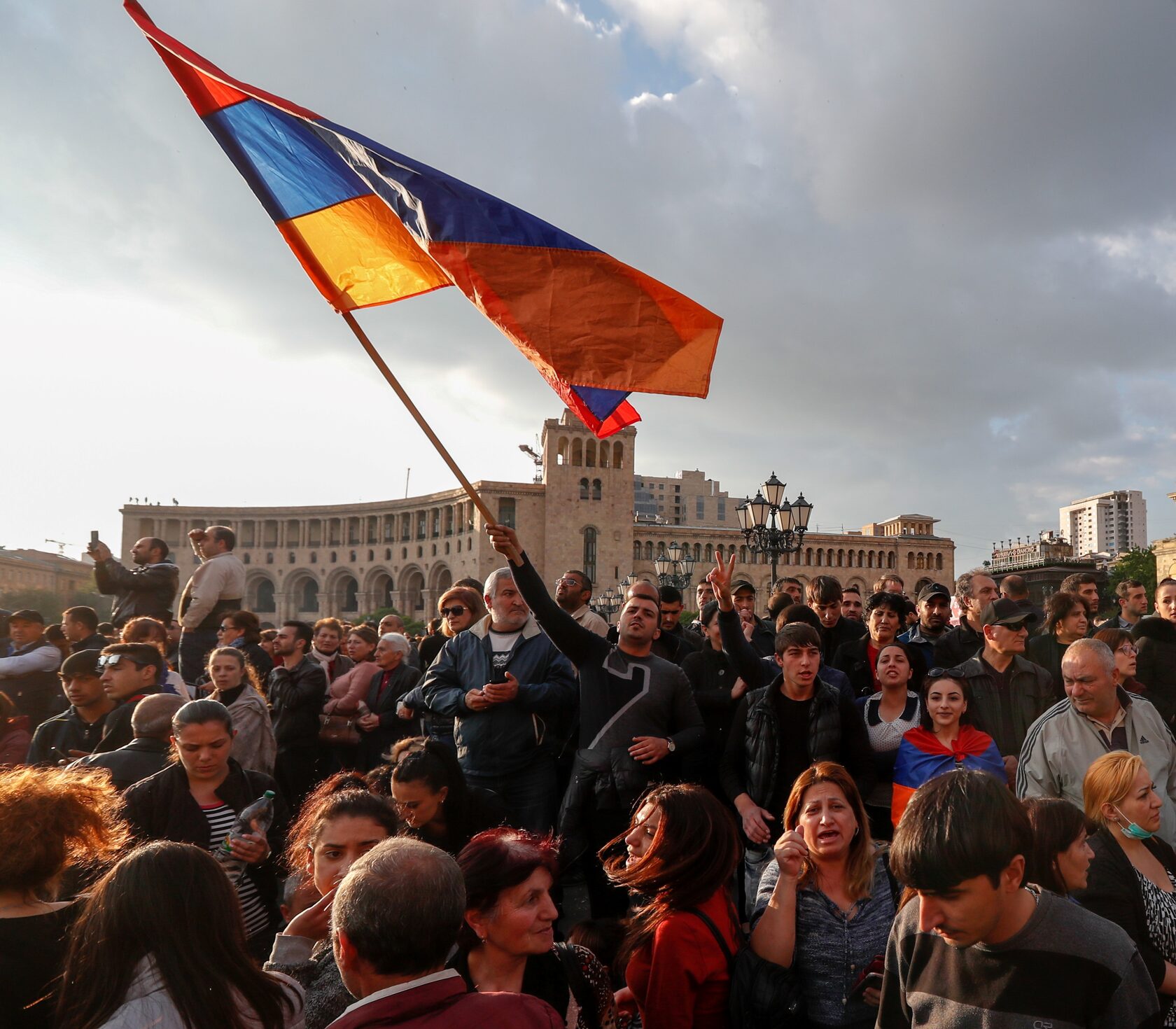Революция в армении 2018. Никол пашинян армения. Бархатные цветные революции. Бархатные революции в восточной европе таблица. Бархатные цветные революции.