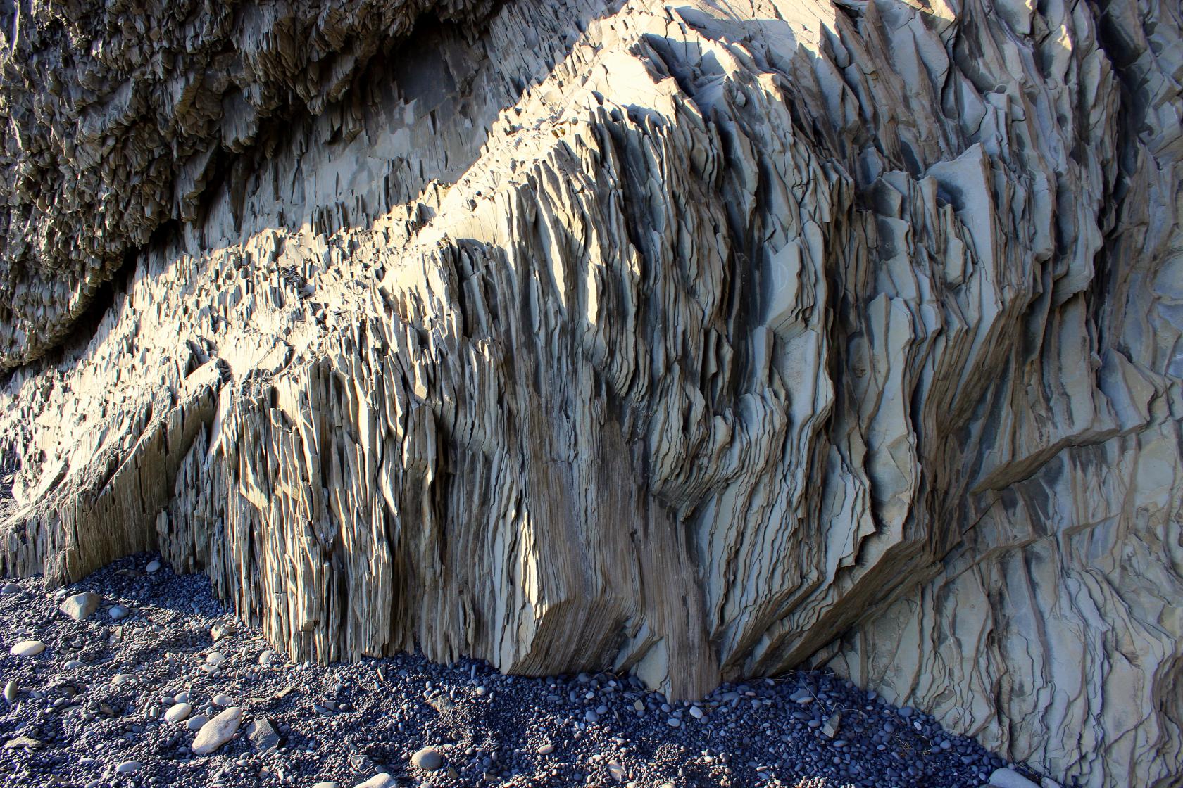 Породы базальтового слоя. Базальтовая скала текстура. Базальтовых гор. Осадочные породы фото. Гранитный и базальтовый слой.