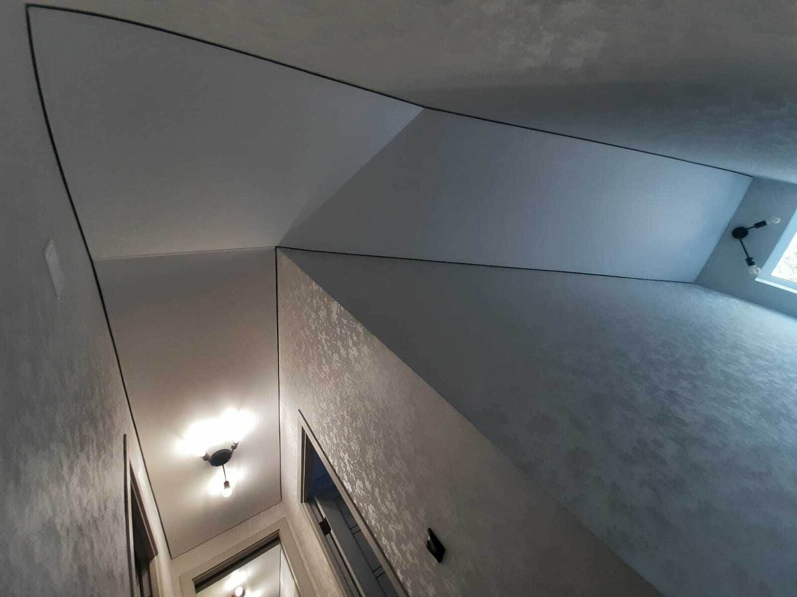 монтажник натяжных потолков. монтаж натяжного потолка. натяжные потолки натяжка. мотажнатяжногопотолка. красный потолок.