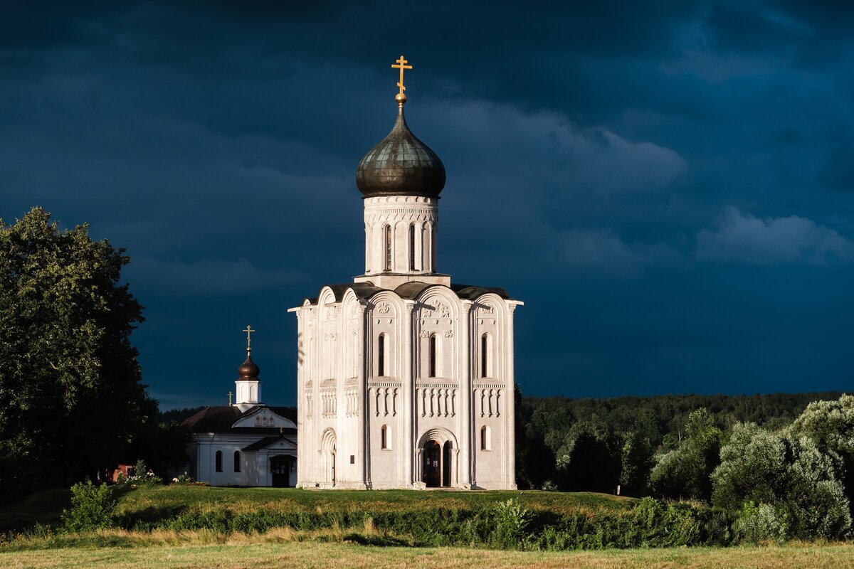 Церковь была построена. Храм Покрова на Нерли. Церковь Покрова на Нерли 1165. Храм Андрея Боголюбского на Нерли.