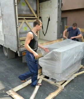 грузчики разгружают оборудование москва