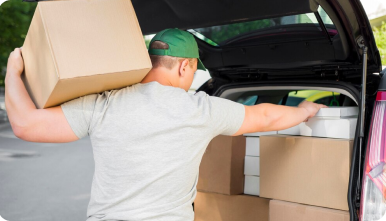 грузчик загружает машину