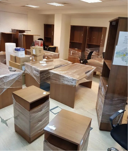 Офисная мебель завернутые в пленку для переезда.