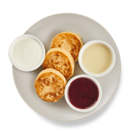 Сырники с вареньем, сметаной и сгущёнкой