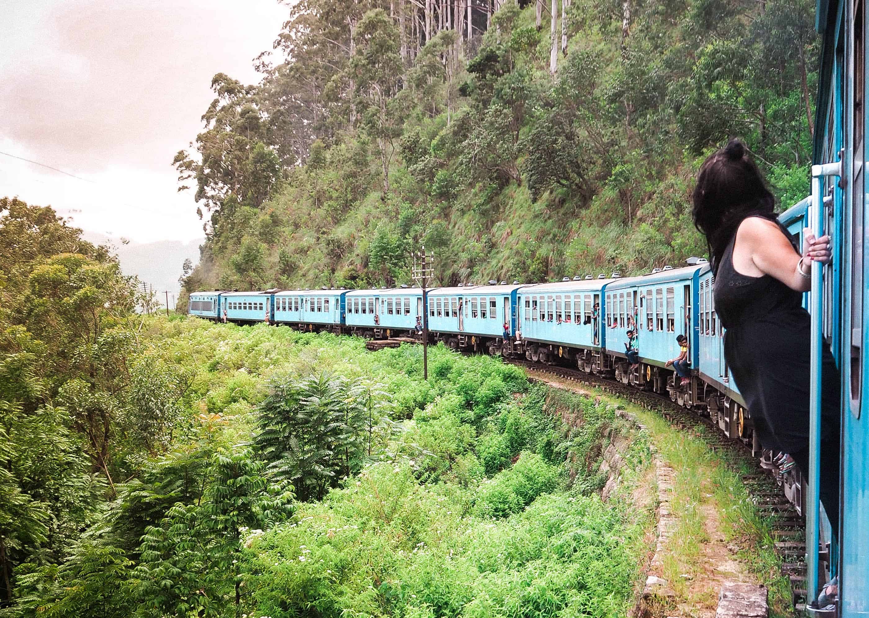 Когда ехать на шри. Поезд на Шри Ланке. Шри-Ланка достопримечательности поезд. Поезд из Эллы Шри Ланка.
