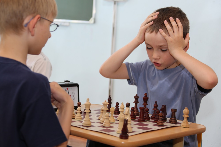 Chess lessons. Шахматы для детей. Дети играют в шахматы. Дети играющие в шахматы. Шахматы кружок для детей.