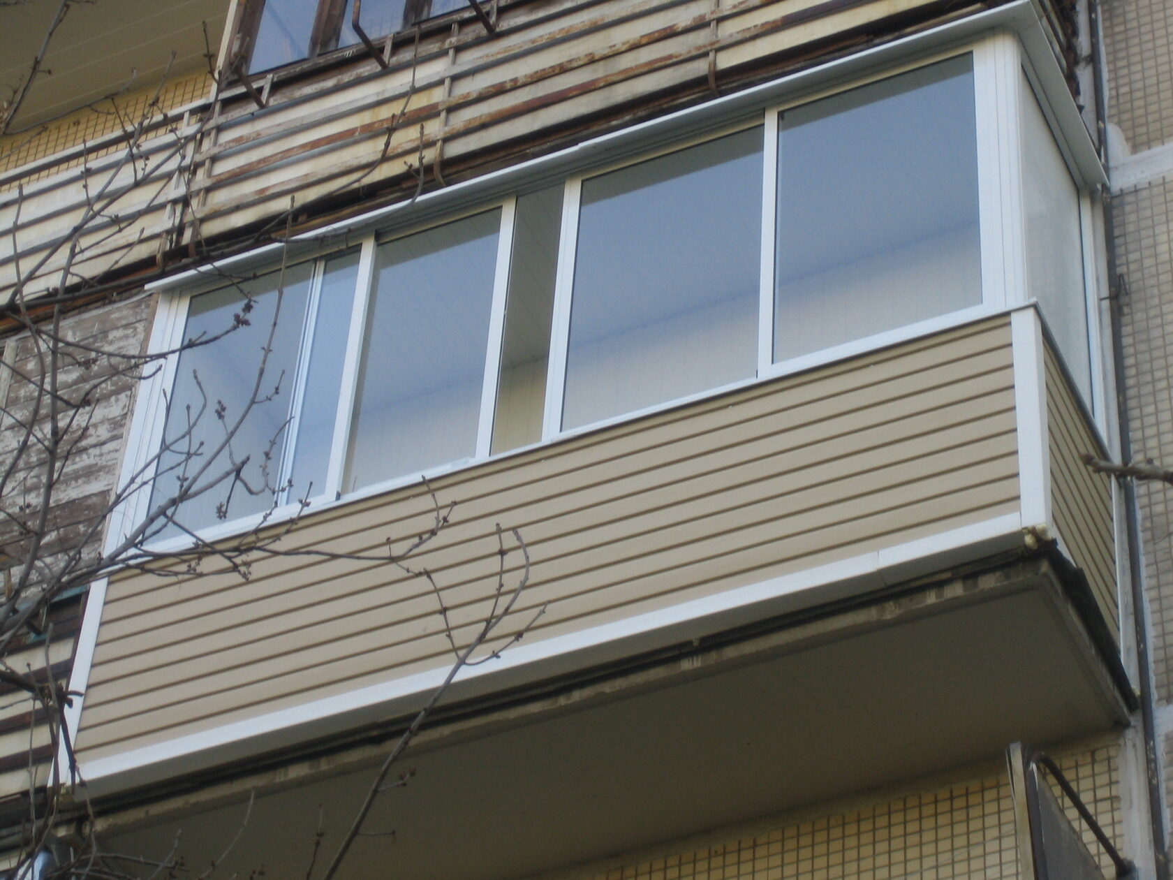 Низ балкона. Балкон снаружи. Внешняя отделка балкона. Балкон сайдингом. Отделка балкона сайдингом.