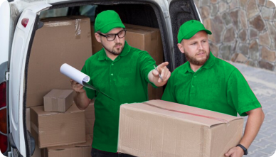 грузчики разгружают машину в москве