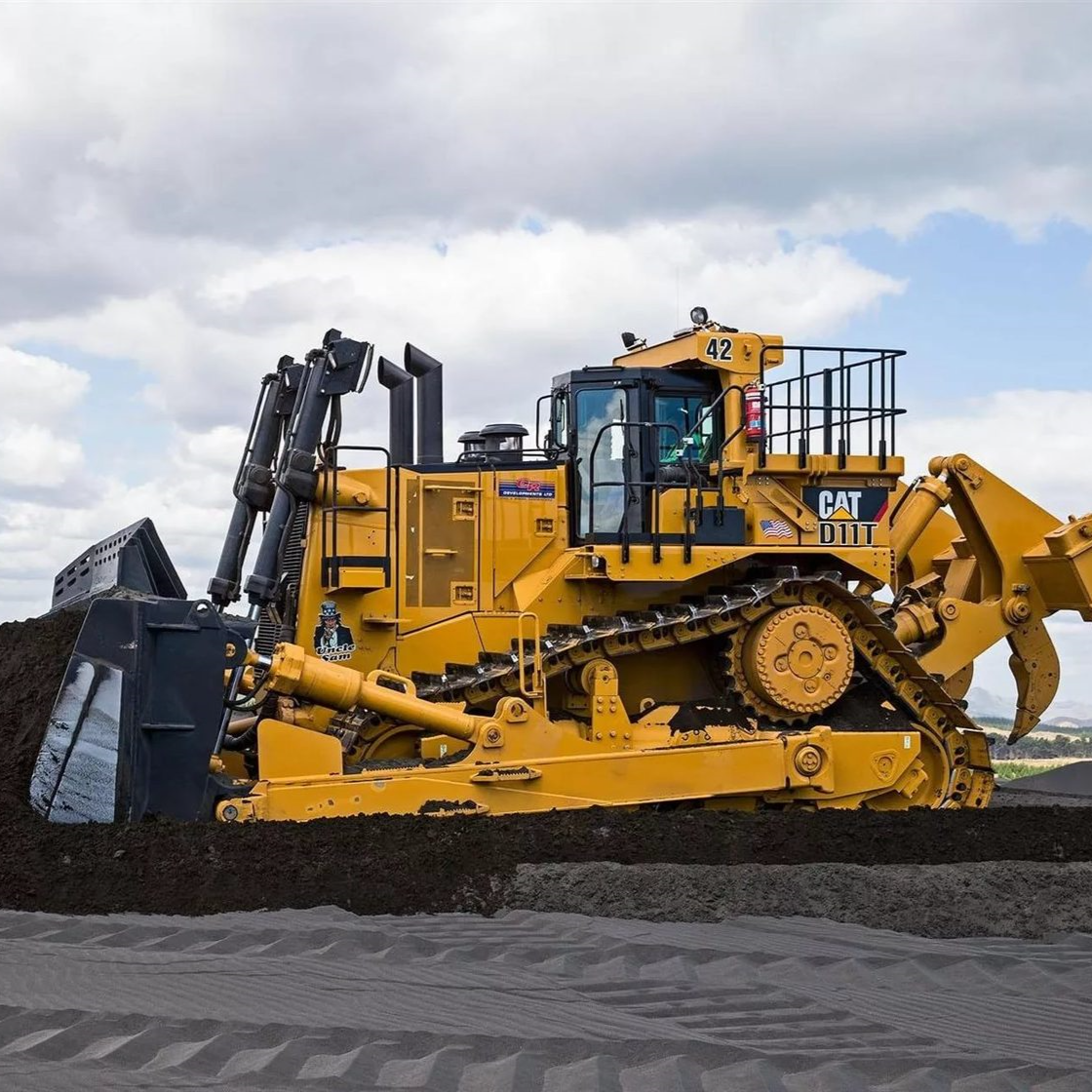 Бульдозер сити. Caterpillar d11t. Бульдозер кат д11. Марки бульдозеров. Катапиллеры трактор бульдозер.