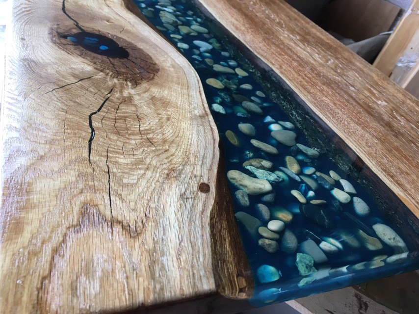 Барная столешница из дерева с "речкой"
