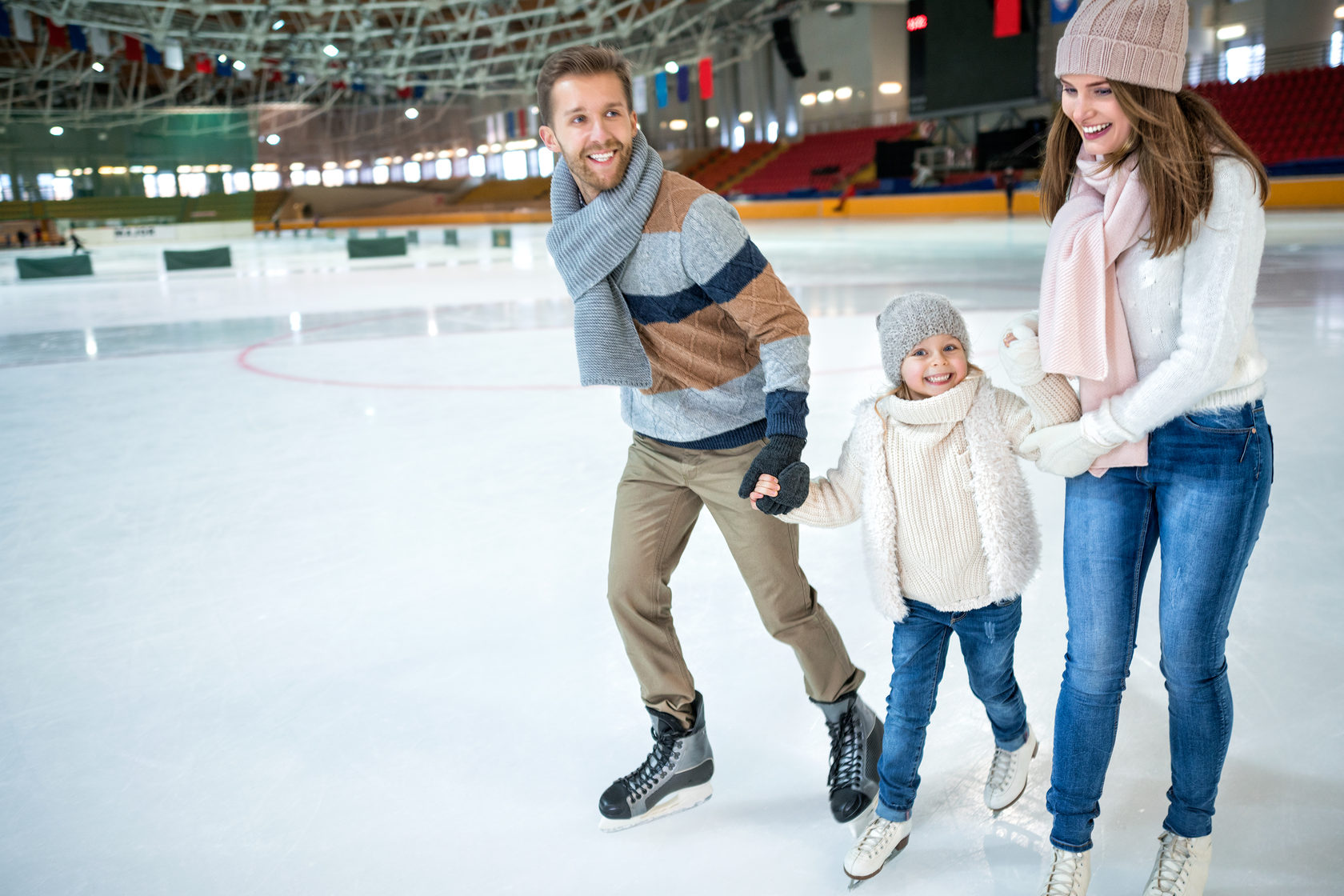 Можно ли кататься на катке. Катание на коньках. Дети на катке. Семья на коньках. Фотосессия на коньках.