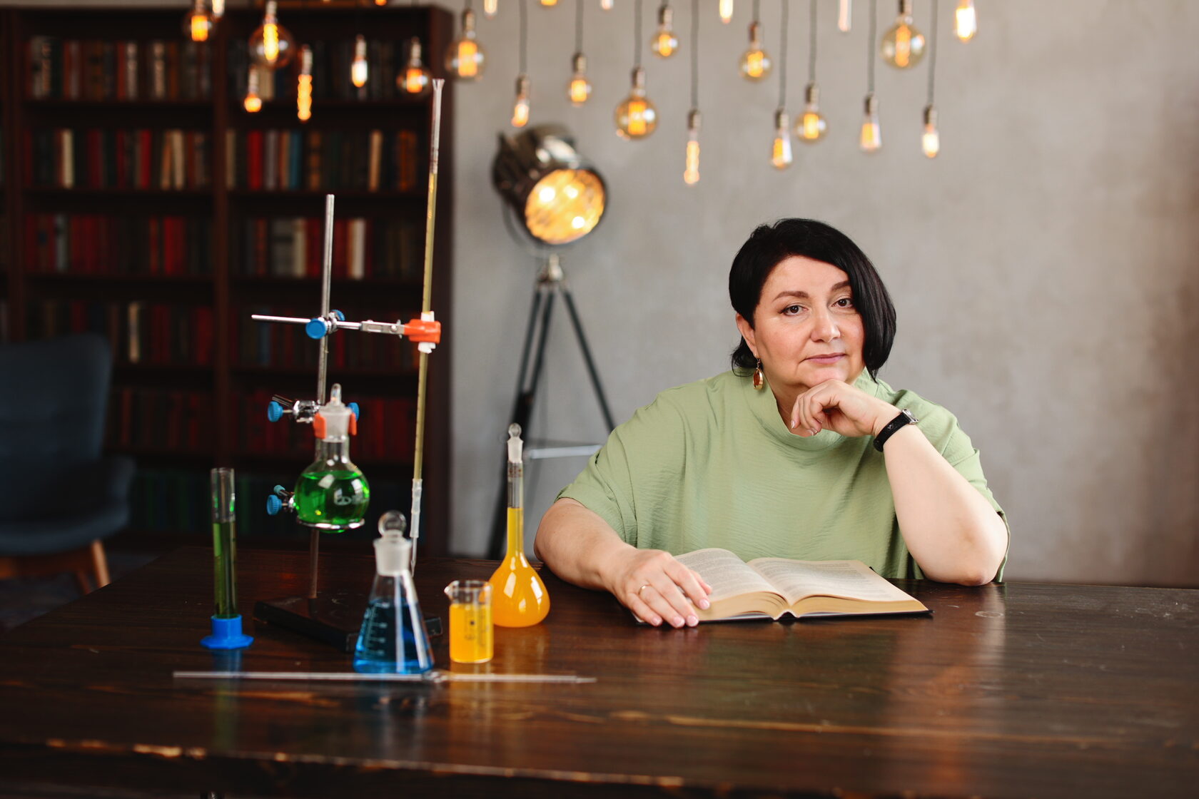 Репетитор по химии Ирина Михайловна в своём кабинете