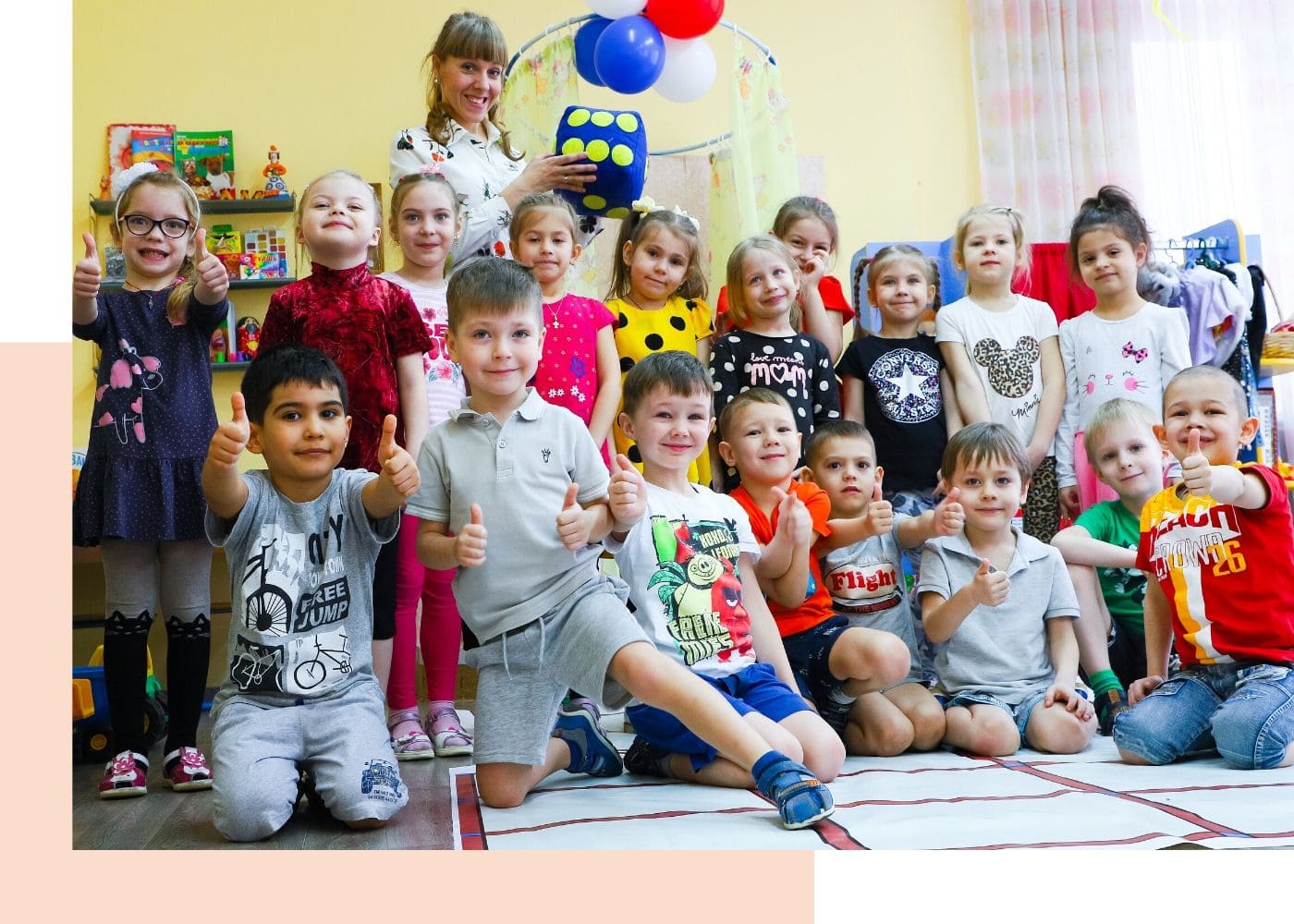 30 детских. Дети в детском саду. Воспитатель детского сада. Детский садик воспитатель. Воспитательница в детском саду.