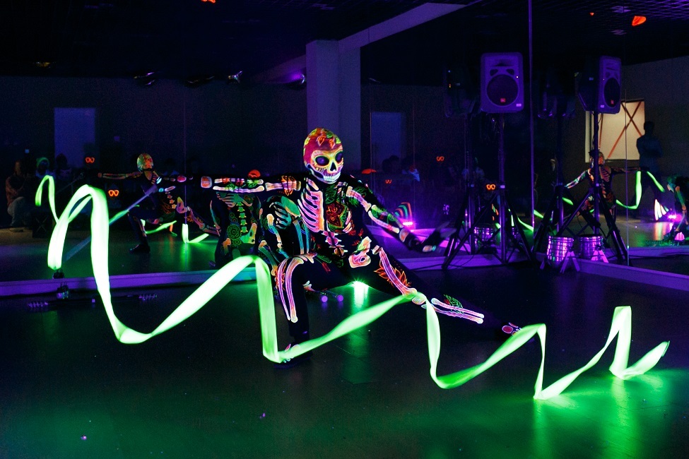 детское неоновое шоу. неоновая дискотека для детей. неоновые дети. детское неоновое шоу. светящийся грим для лица.