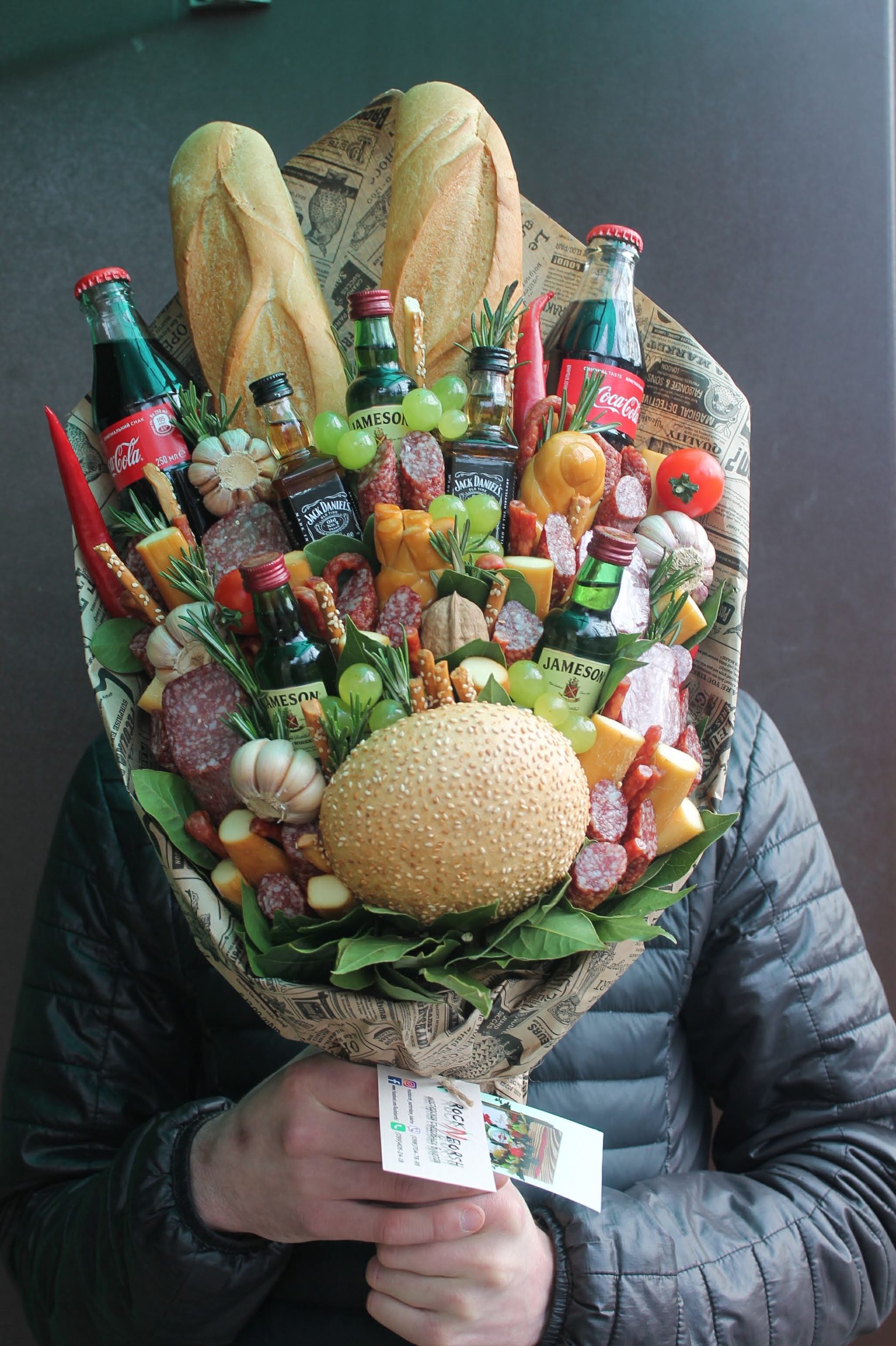 сладкие шоколадные букеты. фуд букет для мальчика. съедобные букеты для мужчин. съедобные букеты сладкие. букет подростку из продуктов.