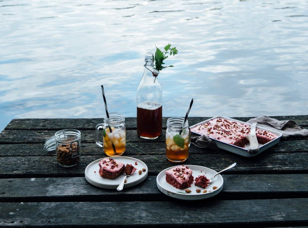 Lake picnic. Пикник на природе. Пикник у озера. Пикник на берегу озера. Романтический ужин на природе.