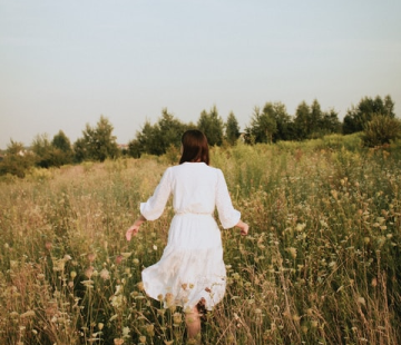 Девушка в белом платье в поле.