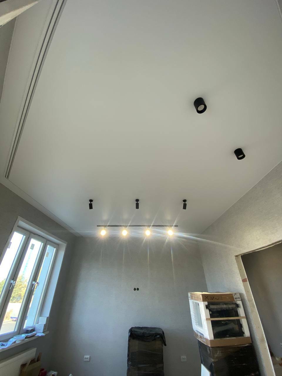 освещение потолка навесное. точечные светильники в интерьере. освещение потолка навесное. освещение потолка навесное. спотовый светильник потолочный.