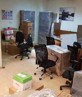 Офисная мебель завернутые в пленку для переезда.