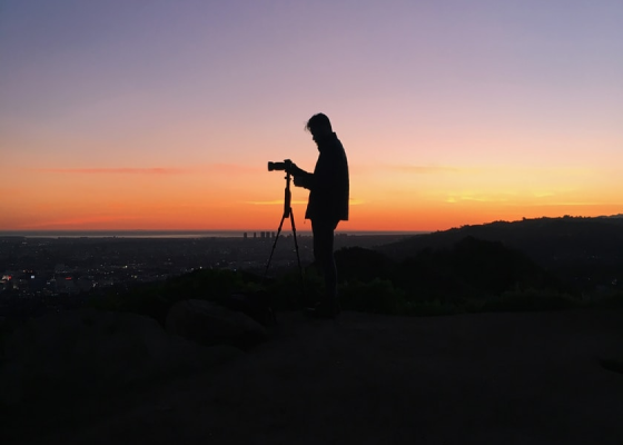 Силуэт фотографа на фоне заката.
