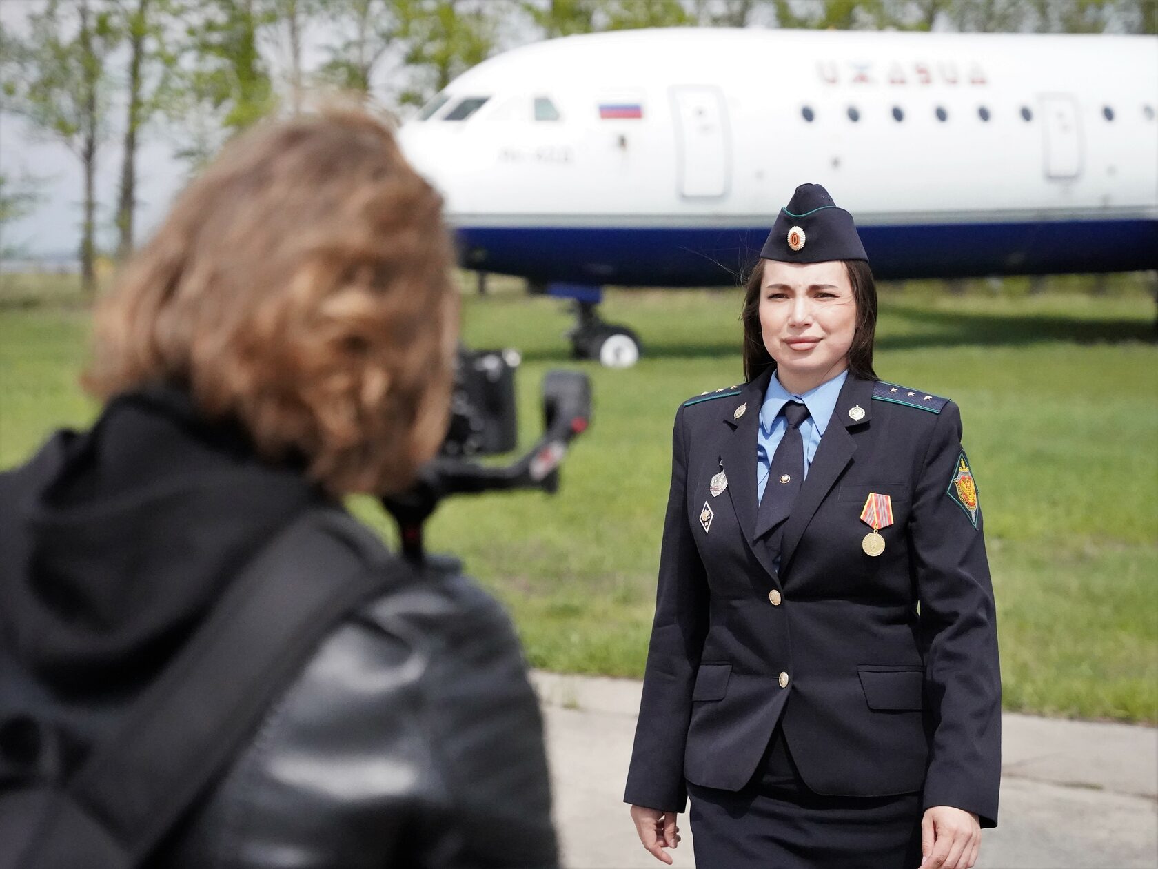 12 женщин. Женщины в погонах.