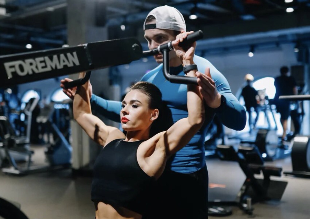 Список фитнес. Спортивные девушки клуба спирит. Хади сагния ее тренировки в зале.