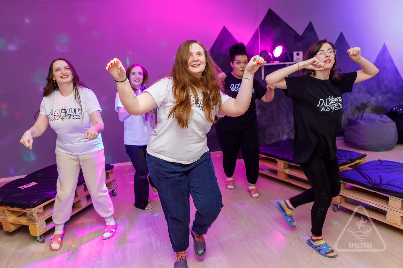 радость быть дома. счастливые люди в квартире. радость быть дома. радость быть дома. гостиная с людьми.