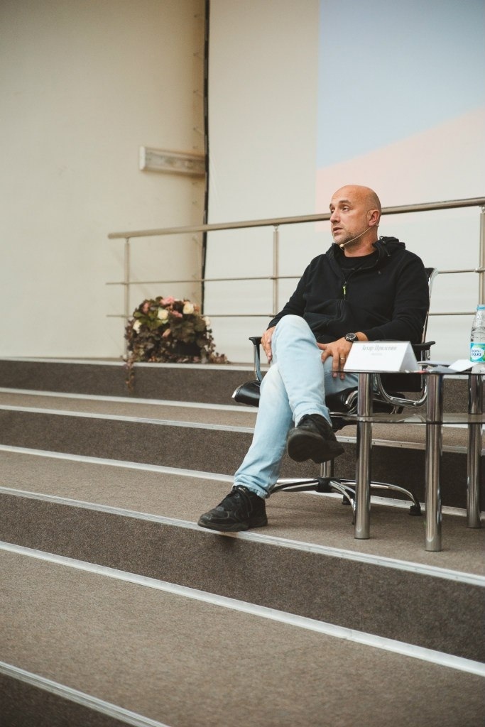 Захар Прилепин в ТОУНБ им. А.С. Пушкина (2015 г.).jpg