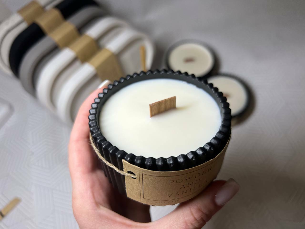 Маленький домик лавка и свечка. Освещение в старинной избе. Маленький домик русская печка пол деревянный лавка и свечка. Камин картины художников. Мама хрвнительница рчанв.