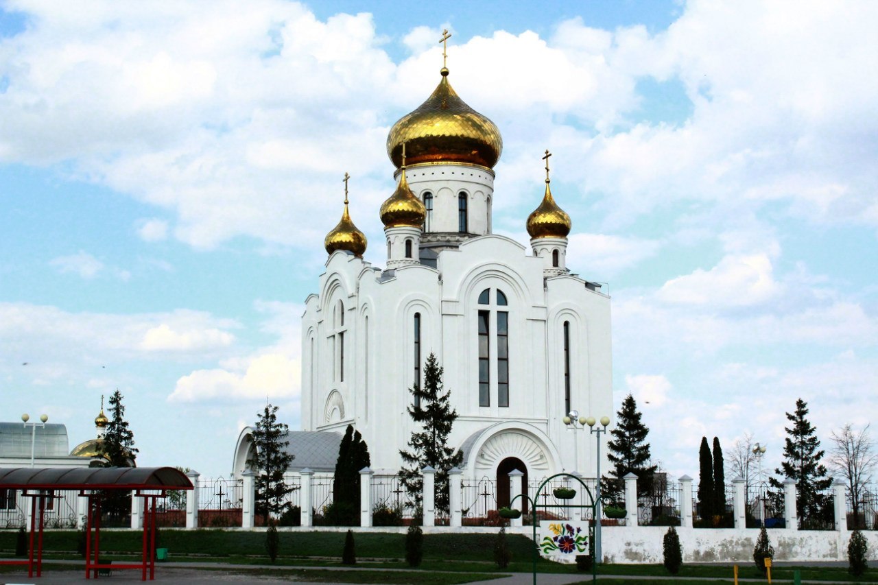 Старый оскол область. Храм Рождества Христова старый Оскол. Белый храм старый Оскол. Рождественский храм старый Оскол. Храм Рождества Христова старый Оскол сверху.