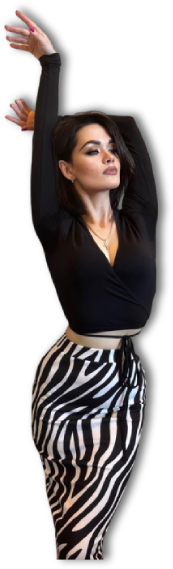 девушка танцует в черном топе и трико в принтом зебры