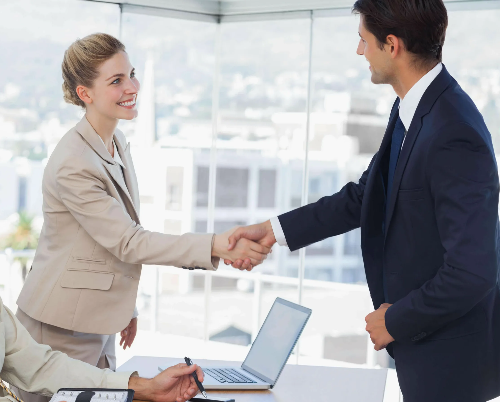 человек занимающий руководящую должность. офисный работник. тренинг коучинг. офисный работник. коуч тренинг.