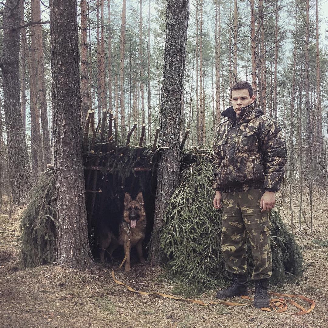 фотография Дмитрия Маркова: лесник с собакой на охоте в лесу. собака в шалаше