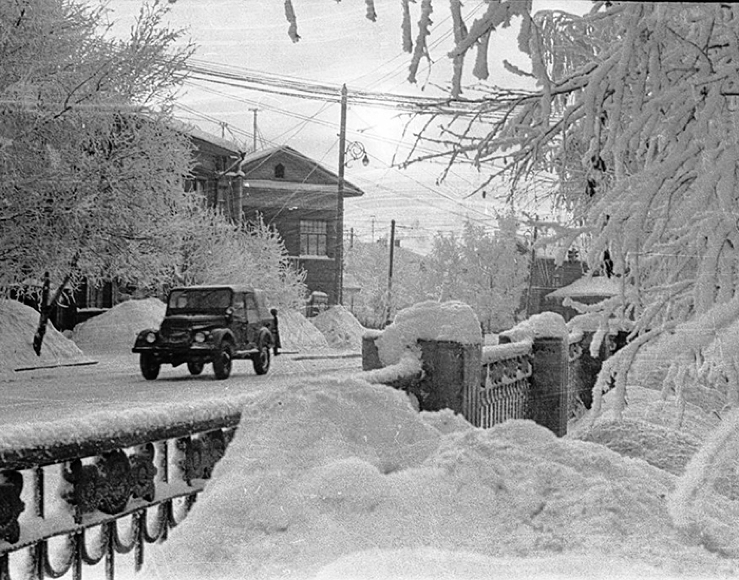 Фото зимы старые. Зимняя улица СССР. СССР город зима. Советская улица зимой. Город СССР зимой.