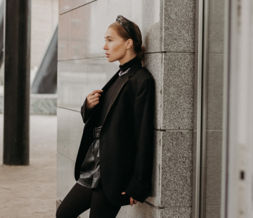 Девушка в чёрной одежде.