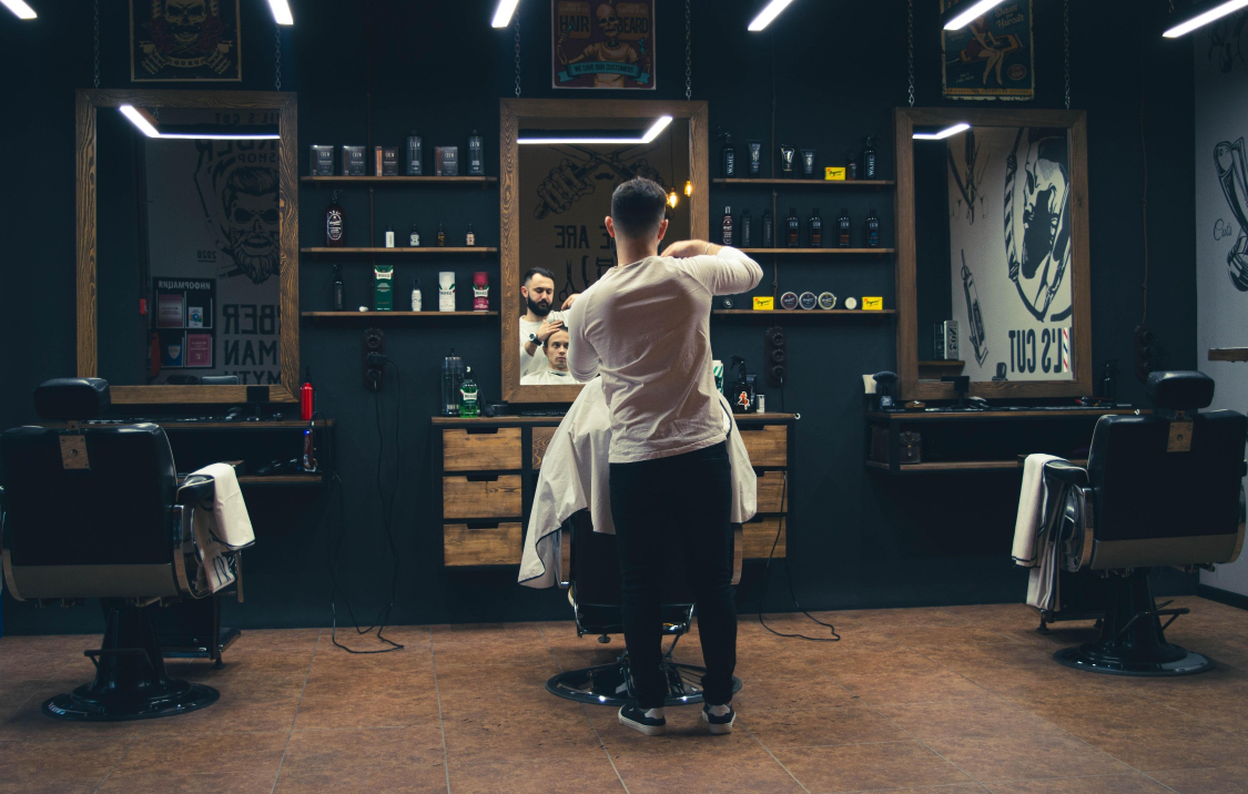 баоьер шоп стрижка скидка. логотип в стиле барбершоп.