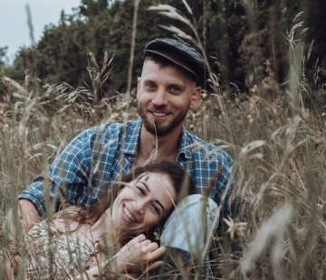 Парень и девушка в поле, среди колосьев.