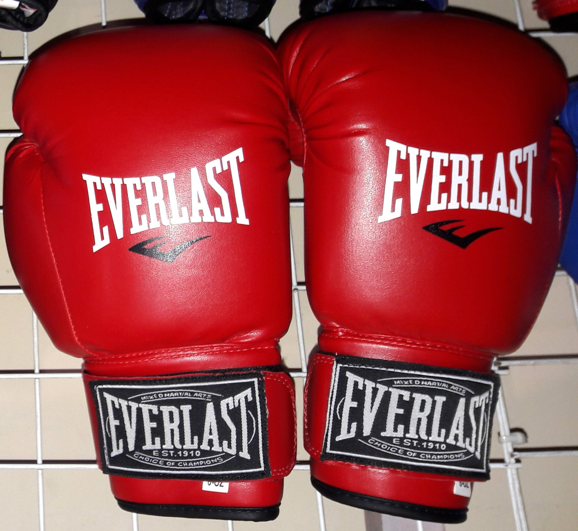 Продам боксерские перчатки Everlast 6-10 унций красные