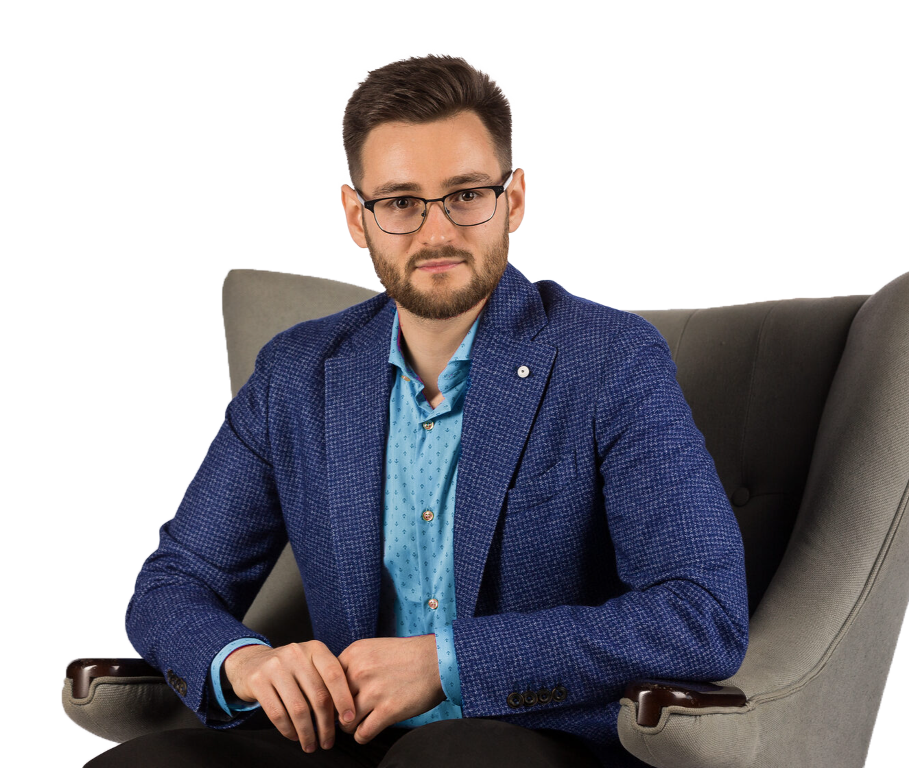 Алекс Рубанов, человек в очках рубашке и пиджаке сидит в кресле