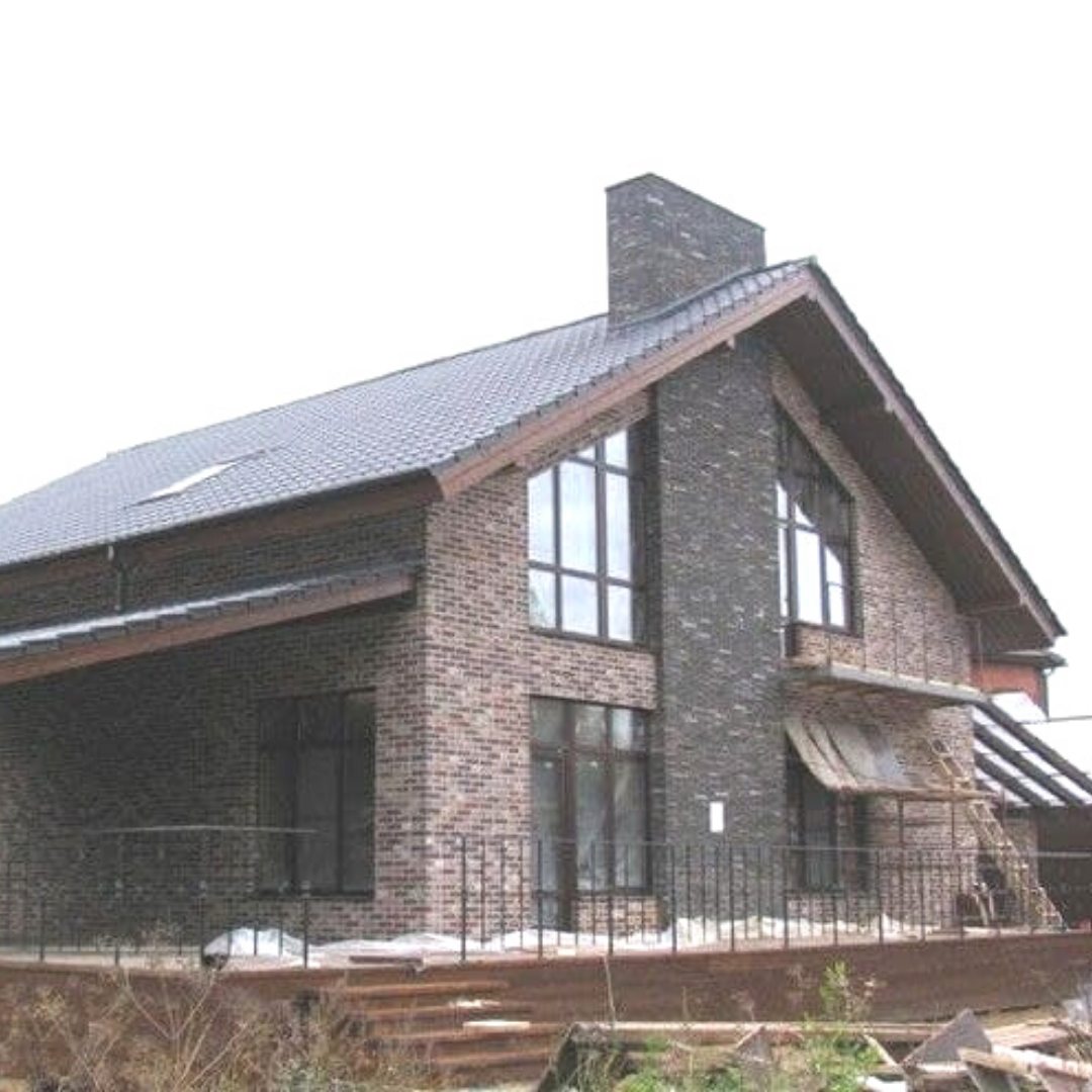 Дом из темного кирпича с белыми окнами