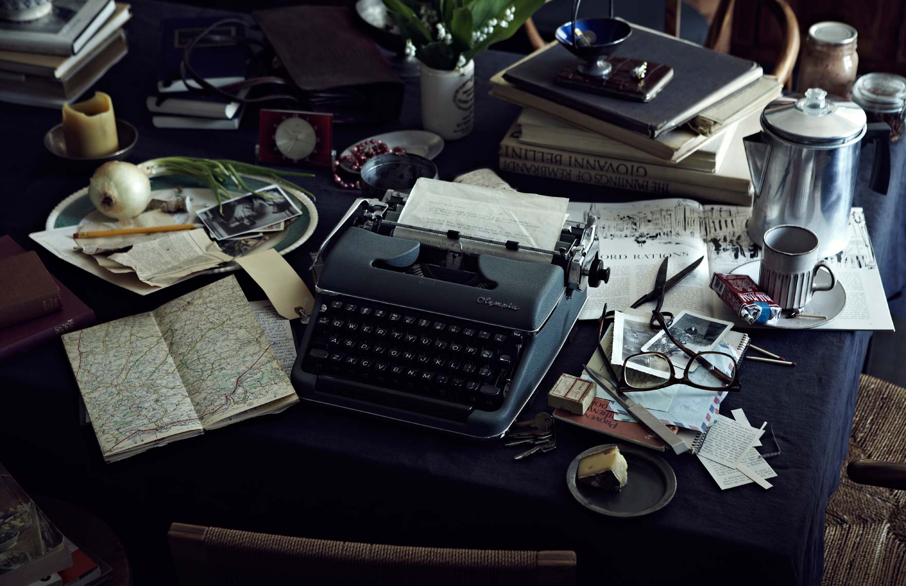 Что нужно для писателя. Стол писателя. Беспорядок на столе. Письменный стол писателя. Бардак на столе.