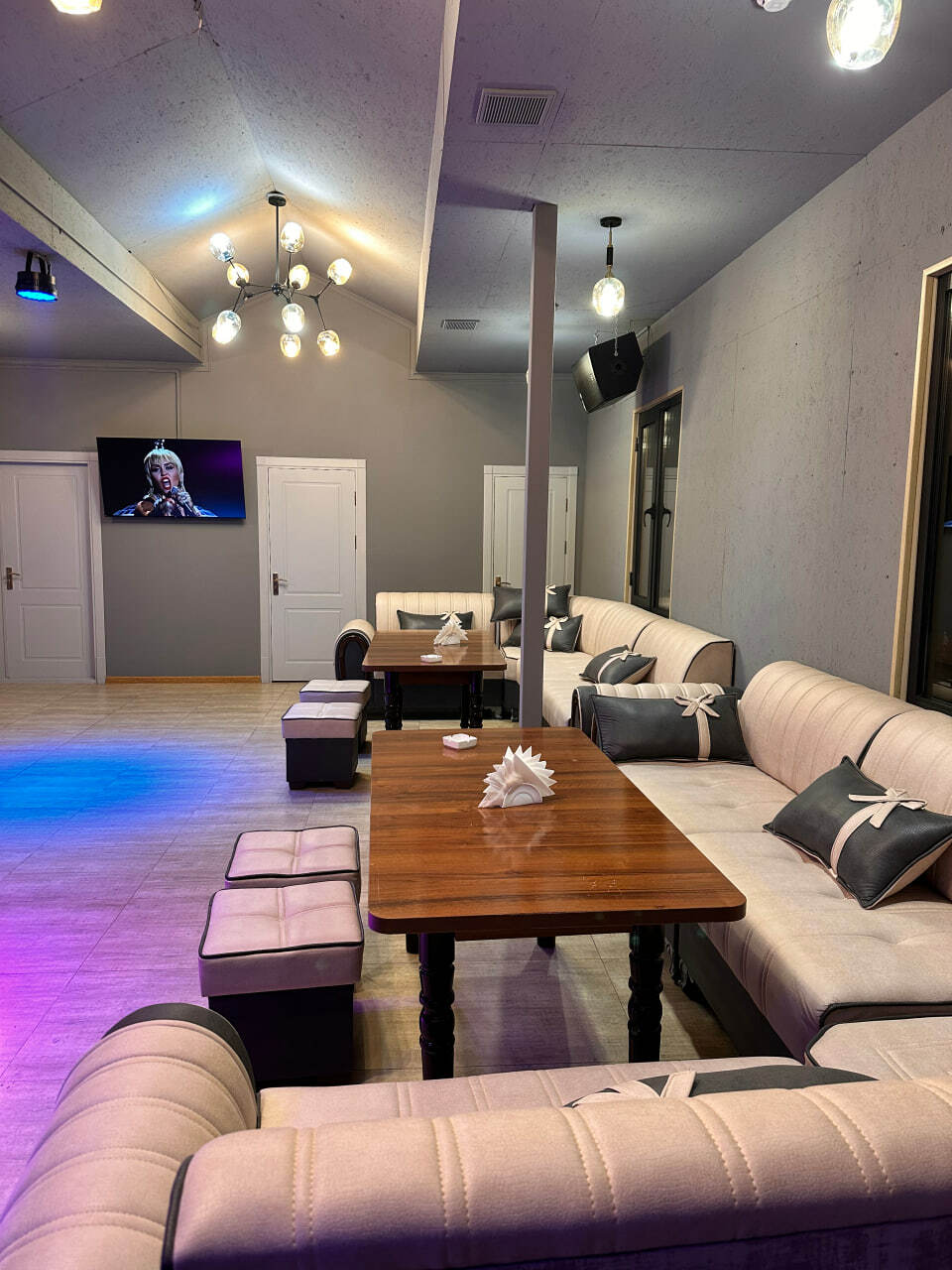 В каком кафе встретимся. В каком кафе встретимся. В каком кафе встретимся. Встреча в кафе. В каком кафе встретимся.