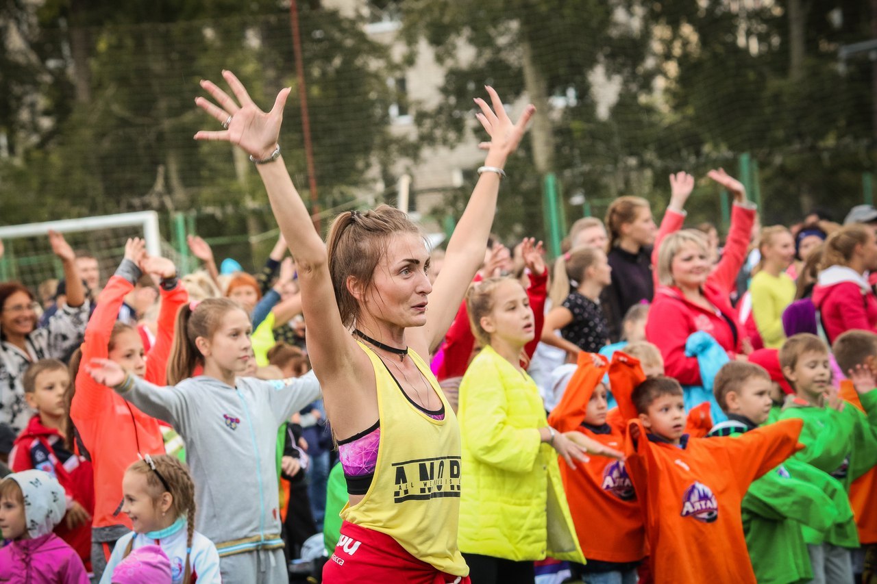 Городской спорт. Массовая зарядка. Общественный спорт. Городское массовое спортивное мероприятие. Спортивный фестиваль для подростков.